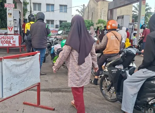 Antrian pembeli terjadi di SPBU 34.16414 Pasar Pucung Cilodong. (Sumber: Poskota/Angga Pahlevi)