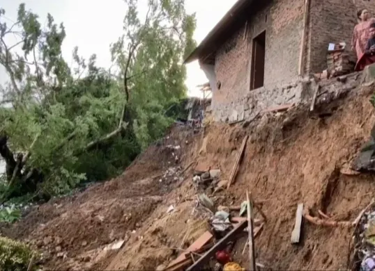 Kondisi rumah warga Desa Tamakbaya, Kecamatan Cibadak, Lebak rusak akibat tanah longsor. (Sumber: Dok. Warga)
