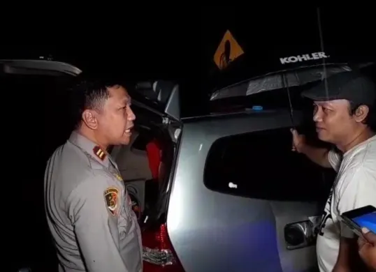 Kapolsek Tenjo, Iptu Hendrik membantu warga yang mobilnya mogok karena isi bensin dengan bahan bakar tercampur air, di Jalan Podomoro, Tenjo, Kabupaten Bogor, saat sedang patroli rutin selama bulan Ramadhan. (Sumber: Istimewa)