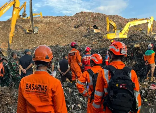 Semua korban longsor bantargebang ditemukan. (Sumber: Poskota/Ali Mansur)