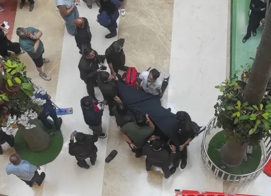 Pria diduga bunuh diri loncat dari lantai 3 PIM 2 Jakarta. (Sumber: X/@pim_mall)