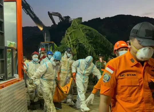Tim SAR gabungan kembali menemukan korban jiwa insiden longsornya gunung sampah di Tempat Pengolahan Sampah Terpadu (TPST) Bantar Gebang, Kota Bekasi, Jawa Barat. (Sumber: Basarnas Jakarta)