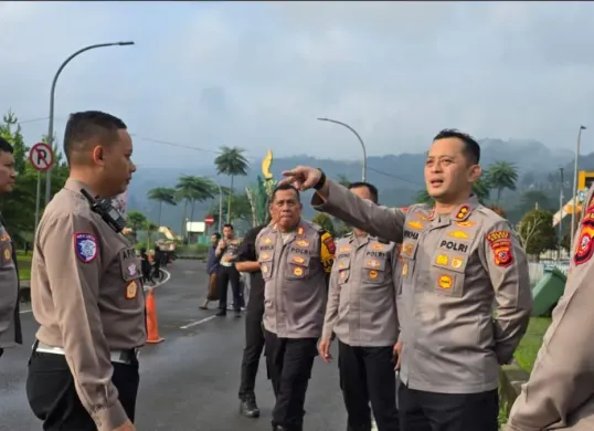 Kapolres Bogor AKBP Wikha Ardilestanto saat melakukan pengecekan kesiapan jalur mudik di wilayah Puncak, Minggu 9 Maret 2026. (Sumber: Polres Bogor)