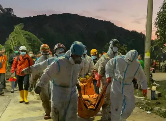 Petugas gabungan mengevakuasi jenazah korban longsor sampah TPST Bantargebang, Kabupaten Bekasi, Jawa Barat, Senin, 9 Maret 2026. (Sumber: Dok. SAR Jakarta)
