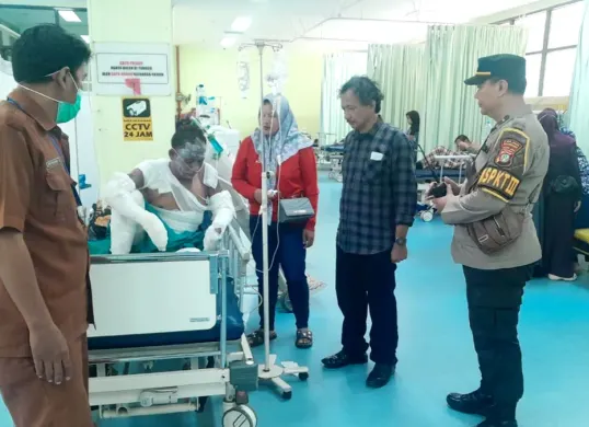 Pedagang tukang baso alami luka bakar dan mendapat perawatan di ruangan IGD Khidmat Sehat Afiat Kota Depok, Sabtu, 9 Maret 2026 (Sumber: Polsek Bojongsari)