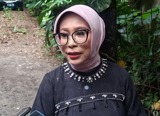 Mensos Fatma Saifullah Yusuf saat pembagian ribuan paket sembako di Jalan Manggis No 11 RT 07/RW 10, Kelurahan Rangkapan Jaya, Kecamatan Pancoran Mas, Kota Depok, Senin, 9 Maret 2026. (Sumber: Poskota/Angga Pahlevi)