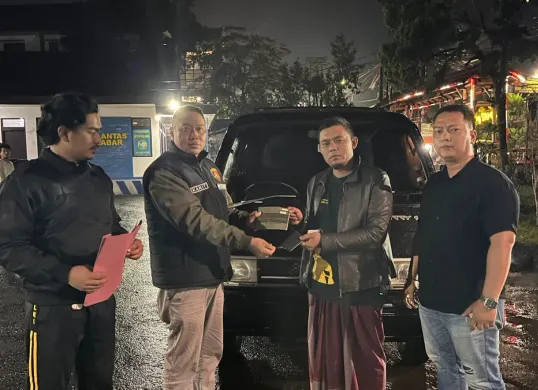 Polisi menyerahkan mobil pick up yang dicuri kepada pemiliknya di Mapolsek Ciawi, Kabupaten Bogor. (Sumber: Dok. Polsek Ciawi)