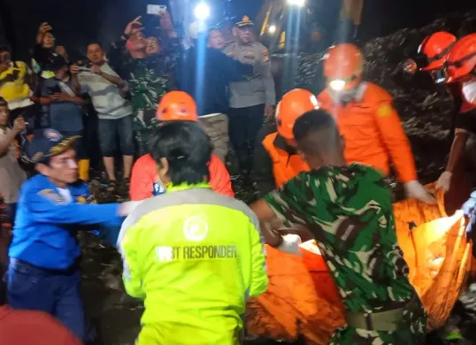 Petugas gabungan tengah melakukan evakuasi korban longsor longsor di Tempat Pengolahan Sampah Terpadu (TPST) Bantar Gebang. (Sumber: Dok. Basarnas Jakarta)