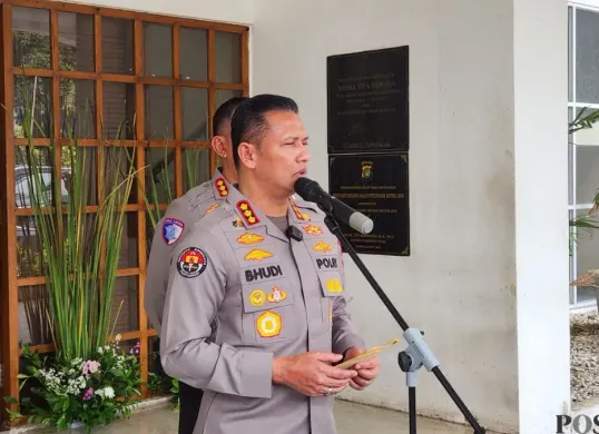 Kepala Bidang Humas Polda Metro Jaya Kombes Budi Hermanto saat ditemui di Polda Metro Jaya, Jakarta Selatan, Senin, 9 Maret 2026. (Sumber: Poskota/Ali Mansur)