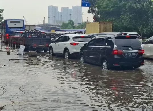 Genangan setinggi 20 centimeter merendam ruas Jalan Latumenten, Grogol Petamburan, Jakarta Barat, pada Senin, 9 Maret 2026 hingga menyebabkan kemacetan. (Sumber: Poskota/Pandi Ramedhan)