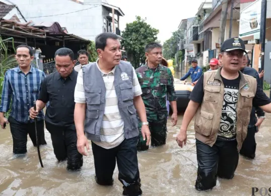 Bupati Tangerang, Maesyal Rasyid saat melakukan pemantauan banjir di Kecamatan Rajeg. (Sumber: Poskota/Veronica Prasetio)