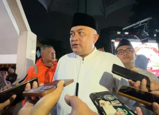 Bupati Bogor Rudy Susmanto saat memberikan keterangan pers di Cibinong, Minggu malam, 8 Maret 2026. (Sumber: Istimewa)