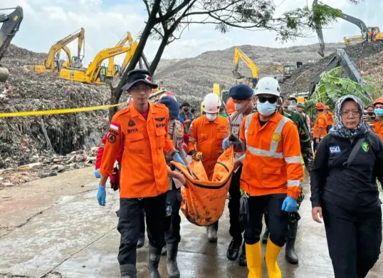 Tim SAR gabungan kembali menemukan korban jiwa akibat longsor di di Tempat Pengolahan Sampah Terpadu (TPST) Bantar Gebang, Kota Bekasi, Jawa Barat, Senin, 9 Maret 2026. (Sumber: Dok. Basarnas Jakarta)