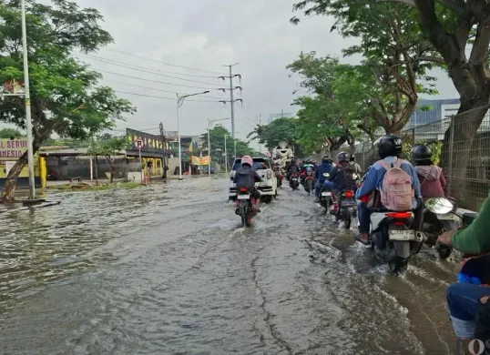 Genangan yang berada di ruas Jalan Outer Ringroad Cengkareng, Jakarta Barat sudah mulai surut dari pada Senin, 9 Maret 2026. (Sumber: Poskota/Pandi Ramedhan)