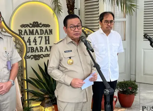 Gubernur Jakarta Pramono Anung saat menyampaikan terkait pemberian santunan bagi korban longsor sampah Bantargebang di Balai Kota DKI Jakarta, Senin, 9 Maret 2026. (Sumber: Poskota/M Tegar Jihad)