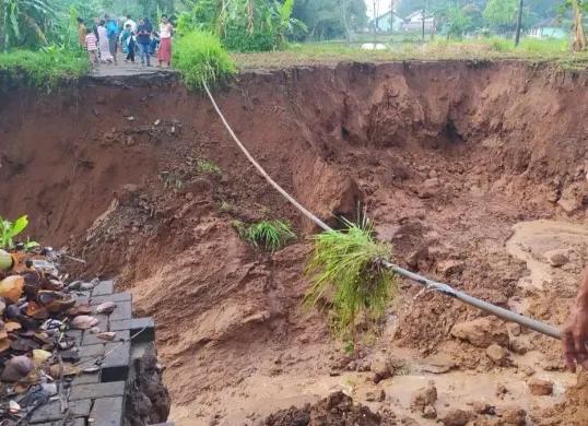 Jalan longsor di Desa Cilabanbulan, Kecamatan Menes, Pandeglang, belum ditangani pemerintah. (Sumber: Istimewa)