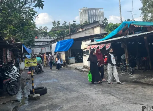 Kondisi ruas jalan menuju Stasiun Rawa Buaya, Cengkareng, Jakarta Barat, terpantau sudah surut dari banjir, Senin, 9 Maret 2026. (Sumber: Poskota/Pandi Ramedhan)