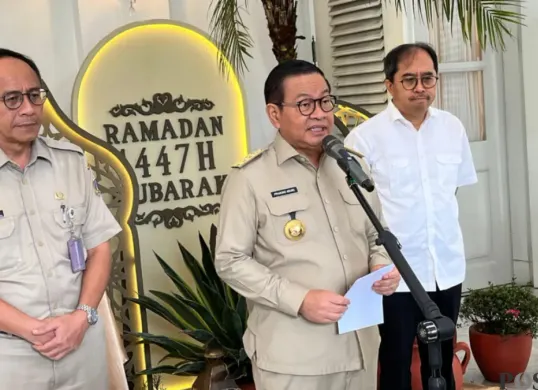 Gubernur Jakarta Pramono Anung saat menyampaikan terkait penutupan sementara TPST Bantargebang di Balai Kota DKI Jakarta, Senin, 9 Maret 2026. (Sumber: Poskota/M Tegar Jihad)