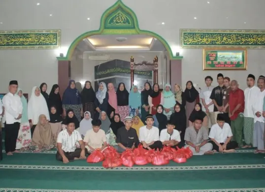 Potret santunan anak yatim dan dhuafa di Masjid Al Muawwanah Jagakarsa. (Sumber: Istimewa)