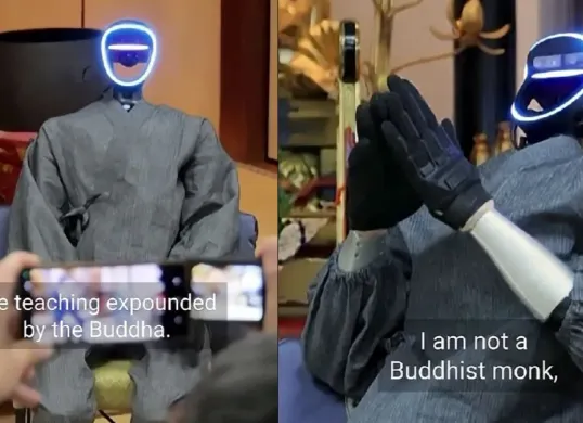 Robot biksu AI Buddharoid karya Kyoto University melakukan demonstrasi dengan posisi tangan berdoa saat diperkenalkan kepada media di Jepang, Februari 2026. (Sumber: Instagram/@buddhazine)