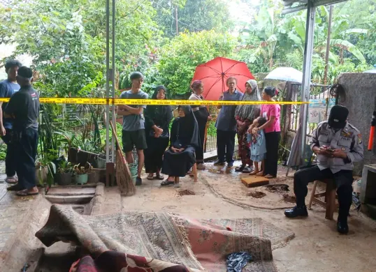 Olah TKP penemuan mayat kering perempuan di Limo, Depok. (Sumber: Istimewa)