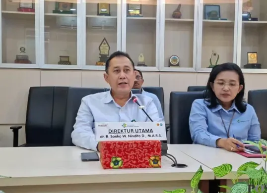 Konferensi pers RSHH perihal viralnya video seorang wanita yang diduga dimasukkan secara paksa ke Poli Jiwa oleh suaminya sendiri, Senin, 9 Maret 2026. (Sumber: Poskota/Pandi Ramedhan)