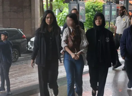 Direktorat Jenderal Imigrasi mengamankan seorang warga negara Portugal berinisial MG, 30 tahun yang merupakan buronan kasus pembunuhan berencana di negaranya, di Jakarta Selatan, Senin, 9 Maret 2026. (Sumber: Kemenimipas)