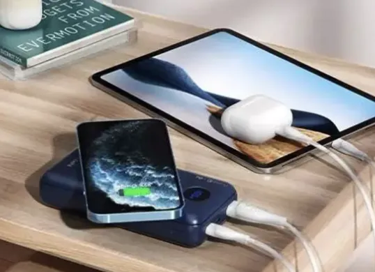 Ilustrasi berbagai gadget penting seperti smartphone, power bank, dashcam, dan earphone yang dibutuhkan untuk menunjang perjalanan mudik jarak jauh. (Sumber: Pinterest)