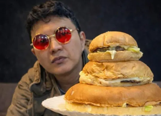 Antrean Aldi's burger disiram air, Aldi Taher tanggapi santai (Sumber: Instagram/@aldis.burger)