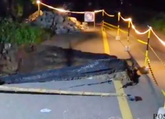 Bangunan jembatan ambruk di Cigeulis, Pandeglang, telah dipasang garis pembatas. (Sumber: Poskota/ Samsul Fatoni)