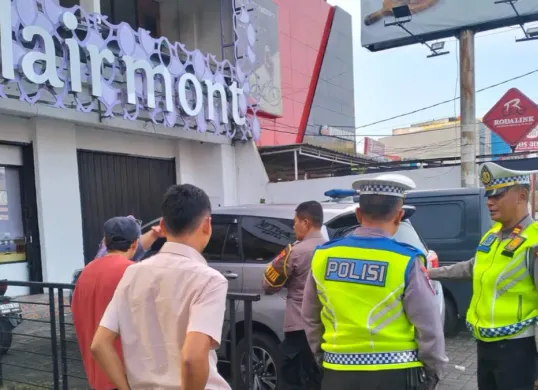 Petugas Polsek Cinere melakukan cek TKP kejahatan modus gembos ban dan pecah kaca di Jalan Raya Cinere. (Sumber: Polsek Cinere)