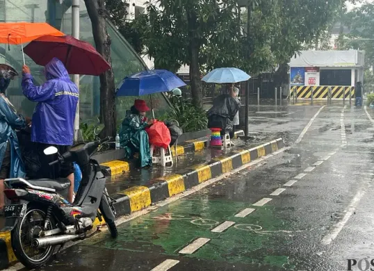 Penukar uang baru di kawasan Kota Tua, Taman Sari, Jakarta Barat, mulai marak menjelang lebaran, Selasa, 10 Maret 2026. (Sumber: Poskota/Pandi Ramedhan)