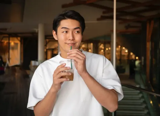Bahaya minum kopi instan yang wajib diketahui bagi kesehatan tubuh. (Sumber: Freepik)