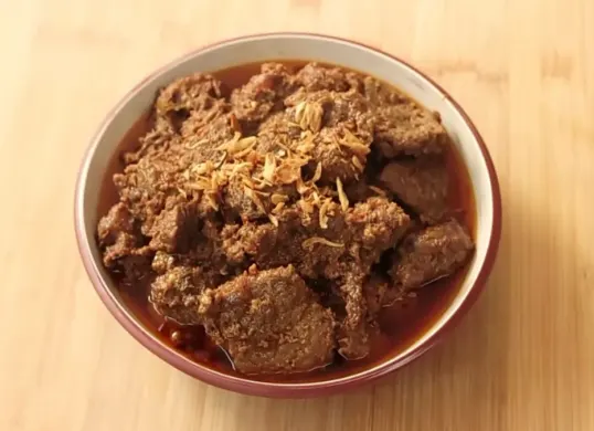 Ilustrasi - Resep rendang daging Lebaran ala Chef Devina Hermawan. (Sumber: YouTube/Devina Hermawan)