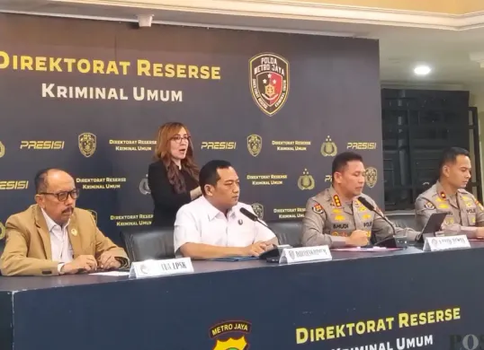 Jumpa pers kasus kematian pensiunan pegawai JICT, Ermanto Usman, 65 tahun, di Mapolda Metro Jaya, Jakarta Selatan, Rabu, 11 Maret 2026. (Sumber: Poskota/Ali Mansur)