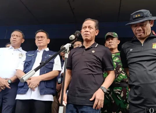 Menteri Lingkungan Hidup, Hanif Faisol Nurofiq saat ditemui di Pasar Kramat Jati, Jakarta Timur, Rabu, 11 Februari 2026. (Sumber: Poskota/Ali Mansur)