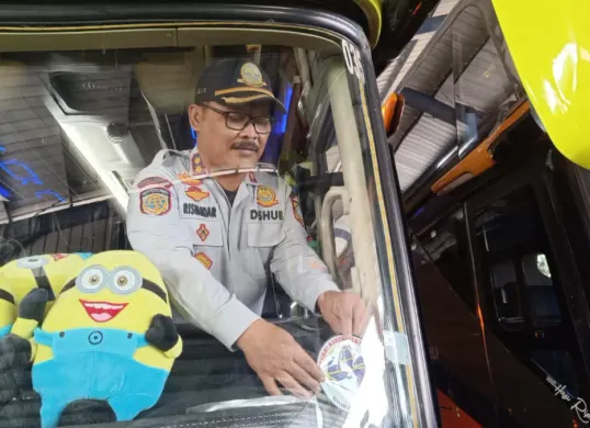 Petugas Dishub Kabupaten Bogor saat melakukan ramp check pada bus di wilayah Cileungsi, untuk kesiapan jelang arus mudik pada lebaran 2026. (Sumber: Istimewa)