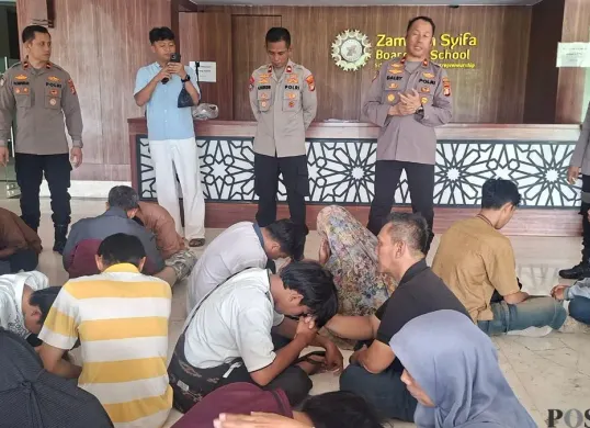 Kasat Binmas Polres Metro Depok, Kompol Ahmad Haerudin memberikam pembinaan bagi remaja di Aula Zam-Zam Polres Metro Depok, Rabu, 11 Maret 2026. (Sumber: Poskota/Angga Pahlevi)