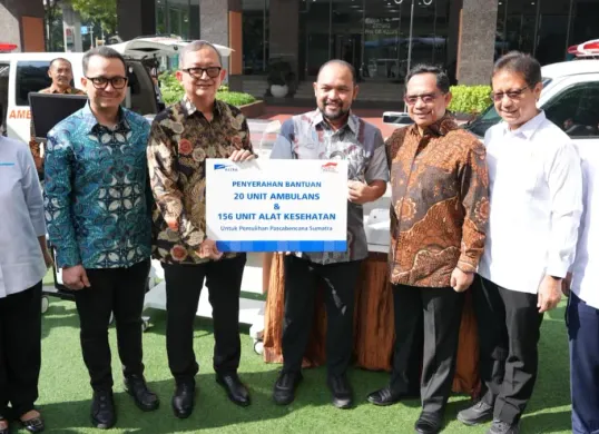 Potret penyerahan bantuan ambulans dari pihak swasta kepada pemerintah melalui Kemenkes pada Kamis, 12 Maret 2026. (Sumber: Istimewa)