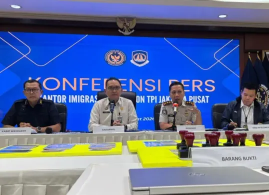 Kantor Imigrasi Jakarta Pusat menggelar jumpa pers penangkapan WNA Pakistan atas kasus pembuatan paspor palsu, Kamis, 12 Maret 2026. (Sumber: Dok. Istimewa)
