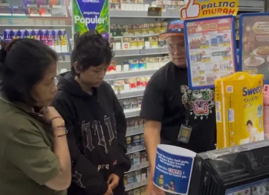 Seorang wanita (baju hitam) ditangkap mencuri uang senilai Rp2,6 juta dari laci sebuah minimarket di kawasan Tanah Sereal, Tambora, Jakarta Barat. (Sumber: Poskota/Pandi Ramedhan)