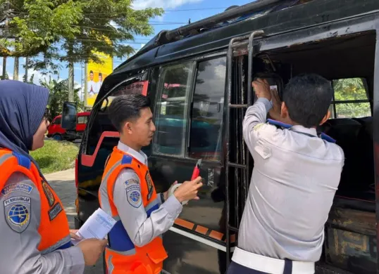 Sejumlah petugas Terminal Mandala di Lebak, saat memasang stiker tarif angkutan umum. (Sumber: Istimewa)