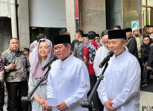 Gubernur Jakarta Pramono Anung saat menyampaikan pernyataan kepada awak media mengenai PLTSa di Pasar Tanah Abang, Jakarta Pusat, Kamis, 12 Maret 2026. (Sumber: Poskota/M. Tegar Jihad)