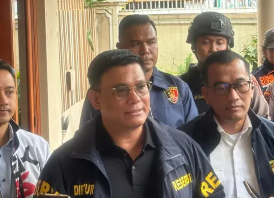 Dirreskrimsus Polda Metro Jaya, Brigjen Ade Safri Simanjuntak melimpahkan berkas perkara tiga tersangka kasus dugaan penipuan dan penggelapan pendanaan masyarakat oleh PT DSI ke Kejagung. (Sumber: Dok. Mabes Polri)