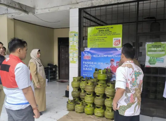 Hiswana Miga Kota Depok dengan petugas pegawai Kelurahan melakukan sidak ke pangkalan tabung gaa 3 Kg yang ada di Kelurahan Sukamaju Baru, Kecamatan Tapos, Kota Depok, Jumat, 13 Maret 2026. (Sumber: Hiswana Migas Depok)