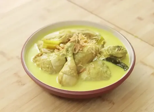 Bahan dan cara membuat opor ayam Lebaran dari resep Chef Devina Hermawan. (Sumber: YouTube/Devina Hermawan)