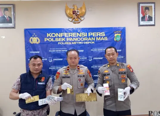 Polsek Pancoran Mas menampilkan barang bukti uang palsu dolar, lempengan mas palsu milik pelaku di Mapolsek Pancoran Mas. (Sumber: Poskota/Angga Pahlevi)
