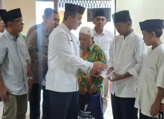 Wali Kota Jakarta Selatan, M Anwar dengan Ketua WJS, Robin Tarigan memberikan santunan anak yatim piatu di Kantor Wali Kota Jakarta Selatan, Jumat, 13 Maret 2026. (Sumber: Poskota/Angga Pahlevi)