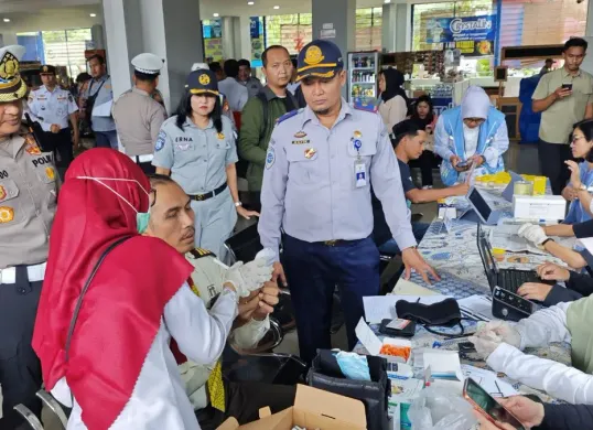 Kegiatan pemeriksaan kesehatan sopir bus di Terminal Jatijajar, Tapos, Kota Depok. (Sumber: Dok. Polres Metro Depok)