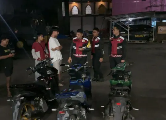 Polisi menyita tiga motor yang mengikuti balap liar di Jalan Raya Jakarta-Bogor. (Sumber: Dok. Polres Bogor)
